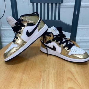 Jordan 1 Mid Metallic Gold Black White/ Size 2Y / Release 11/29/20/ Condition 👍
